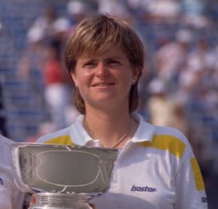 NEW YORK, USA - 1989: Martina Navratilova of the USA (left) and Hana Mandlikova of Australia pose with the trophy after defeating Mary Joe Fernandez and Pam Shriver both of the USA (not in picture) in the Women's Doubles Final of the US Open at the USTA National Tennis Center, circa September 1989 in Flushing Meadow, New York, USA. (Photo by Professional Sport/Popperfoto via Getty Images/Getty Images)